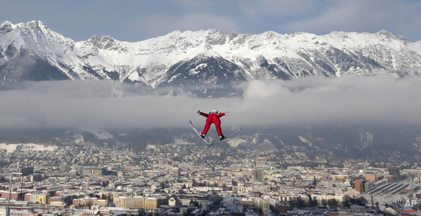  Norway's Anders Jacobsen soars during the trial jump at the third stage of the four hills ski jumping tournament in Innsbruck, Austria, Saturday, Jan. 3, 2015. (AP Photo/Matthias Schrader) 