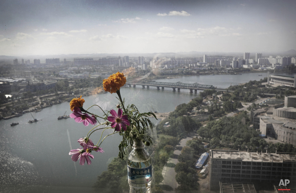  A vase of flowers, seen from a hotel window, overlooks the Taedong River, Monday, Oct. 12, 2015, in Pyongyang, North Korea. Pyongyang is the capital of North Korea. (AP Photo/Maye-E Wong) 