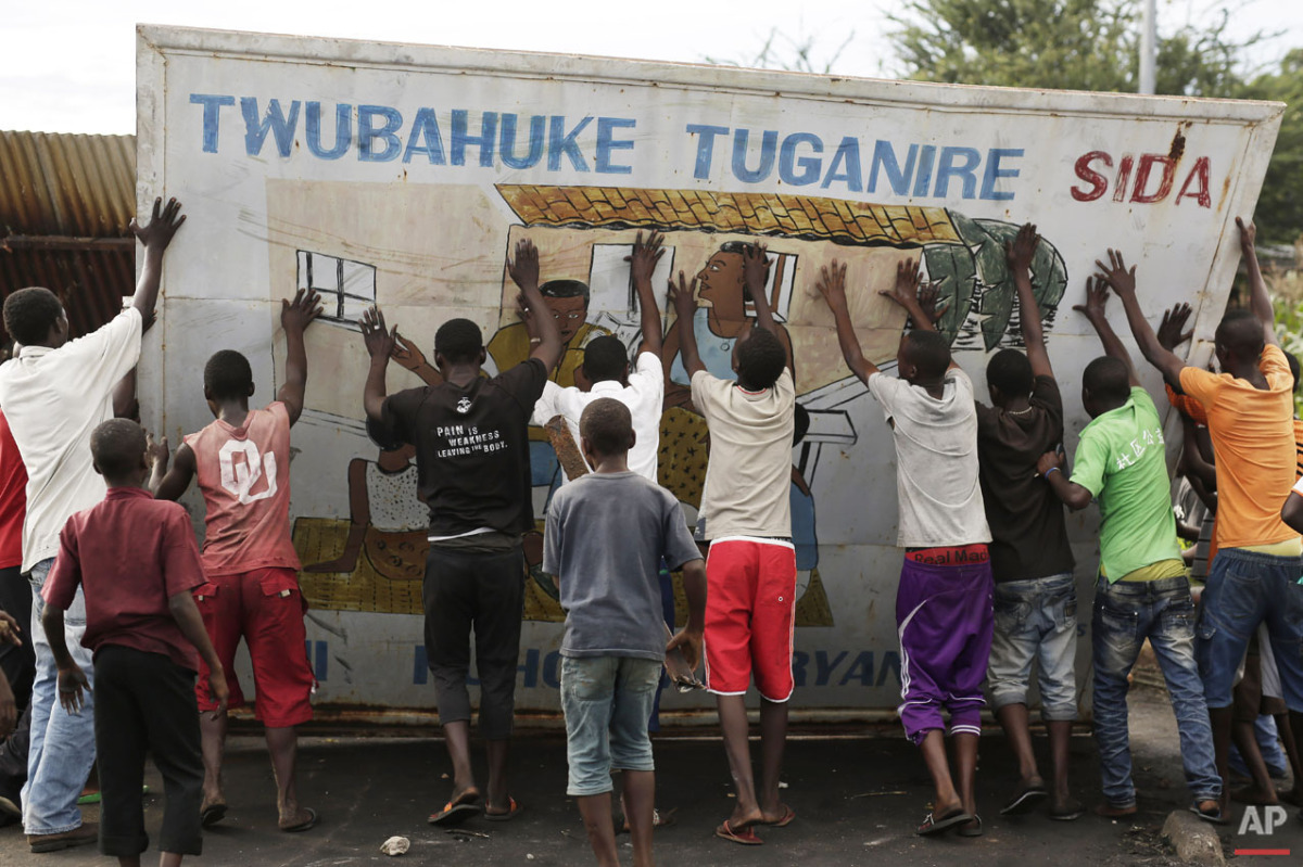  People set up a barricade in the Musaga district of Bujumbura, Burundi, Saturday May 9, 2015. (AP Photo/Jerome Delay) 