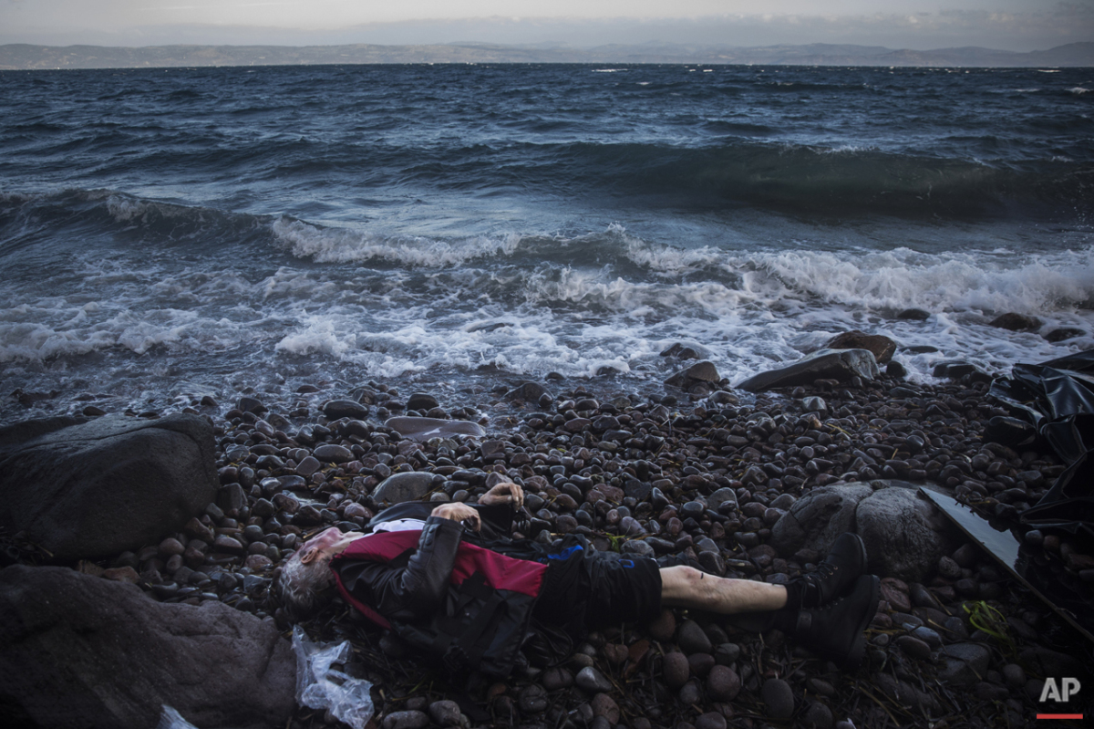  The lifeless body of an elderly unidentified man is seen on the beach after washing up on the shoreline at the village of Skala, on the Greek island of Lesbos, on Sunday, Nov. 1, 2015. (AP Photo/Santi Palacios) 