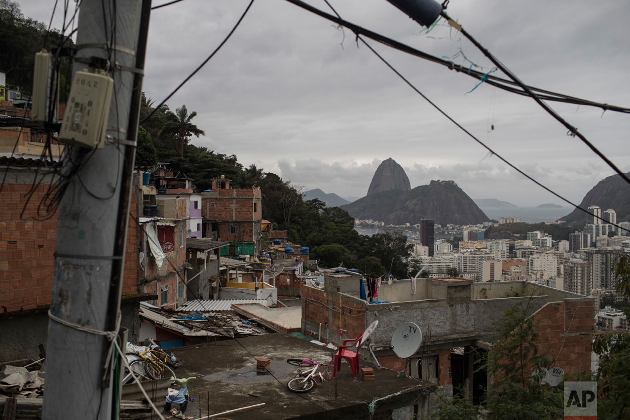 The Sugar Loaf mountain, top right, is pictured from the Dona Marta slum during the 2016 Summer Olympics in Rio de Janeiro, Brazil, Wednesday, Aug. 10, 2016. (AP Photo/Felipe Dana) 
