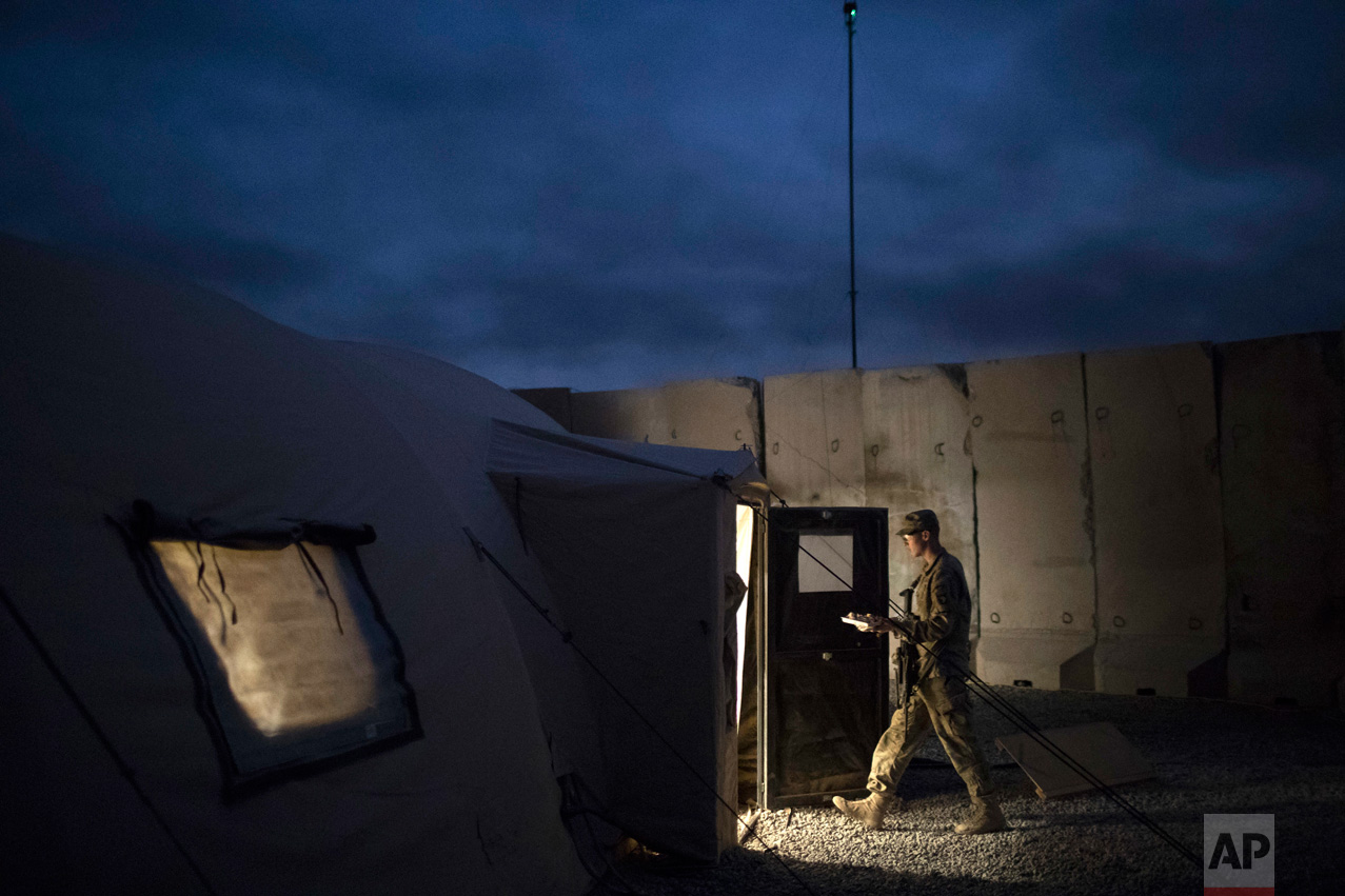  A U.S. Army soldier walks to a tent with his Thanksgiving dinner at a coalition air base in Qayara south of Mosul, Iraq, Thursday, Nov. 24, 2016. (AP Photo/Felipe Dana) 