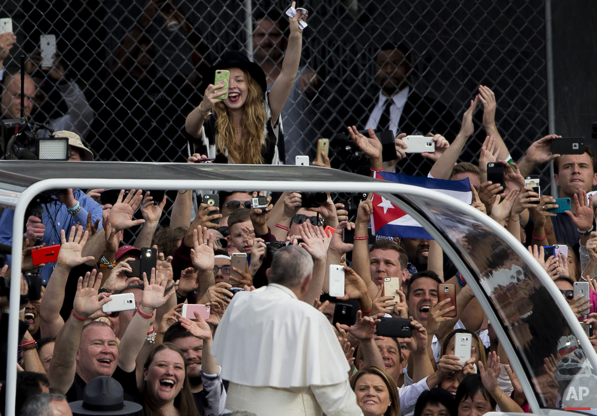  Pope Francis passes a crowd in his pope mobile on Independence Mall in Philadelphia on Saturday, Sept. 26, 2015. The pope spoke at Independence Hall on his first visit to the United States. (AP Photo/Laurence Kesterson, pool) 