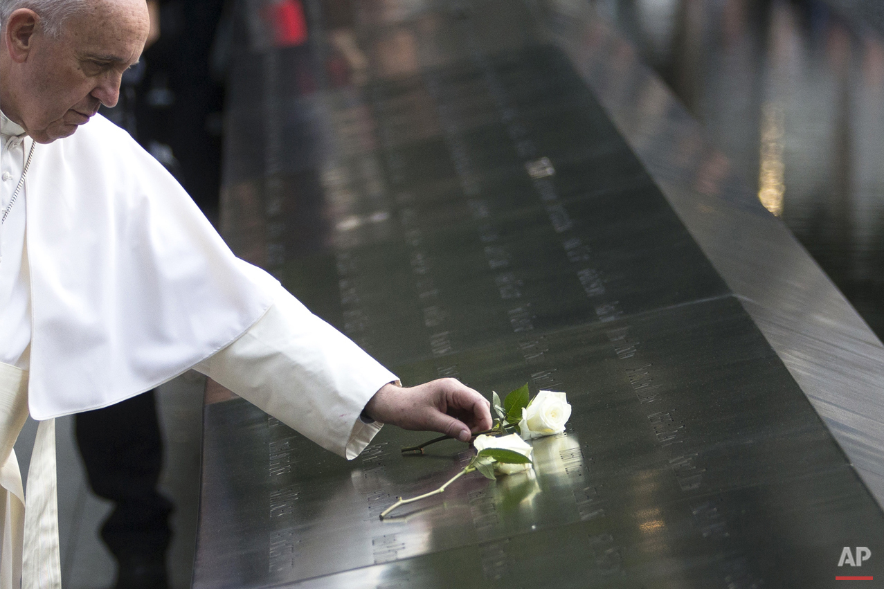  Pope Francis places a white rose at the south pool of the 9/11 Memorial in downtown Manhattan, Friday, Sept. 25, 2015, in New York. (AP Photo/John Minchillo) 