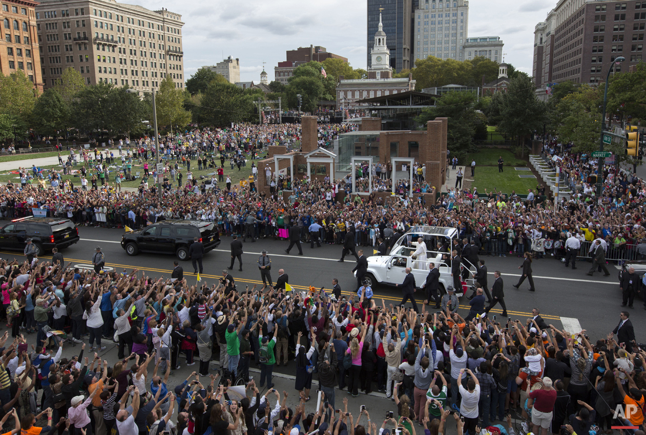  Pope Francis passes the crowd in his pope mobile on Independence Mall in Philadelphia on Saturday, Sept. 26, 2015. The pope spoke at Independence Hall on his first visit to the United States. (AP Photo/Laurence Kesterson, Pool) 