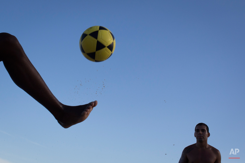  A man controls the ball with his foot while playing 'altinho' on the Ipanema beach in Rio de Janeiro, Brazil, Saturday, May 31, 2014. Altinho is a popular local game that is played with a soccer ball on the beach. The goal is not to let the ball dro