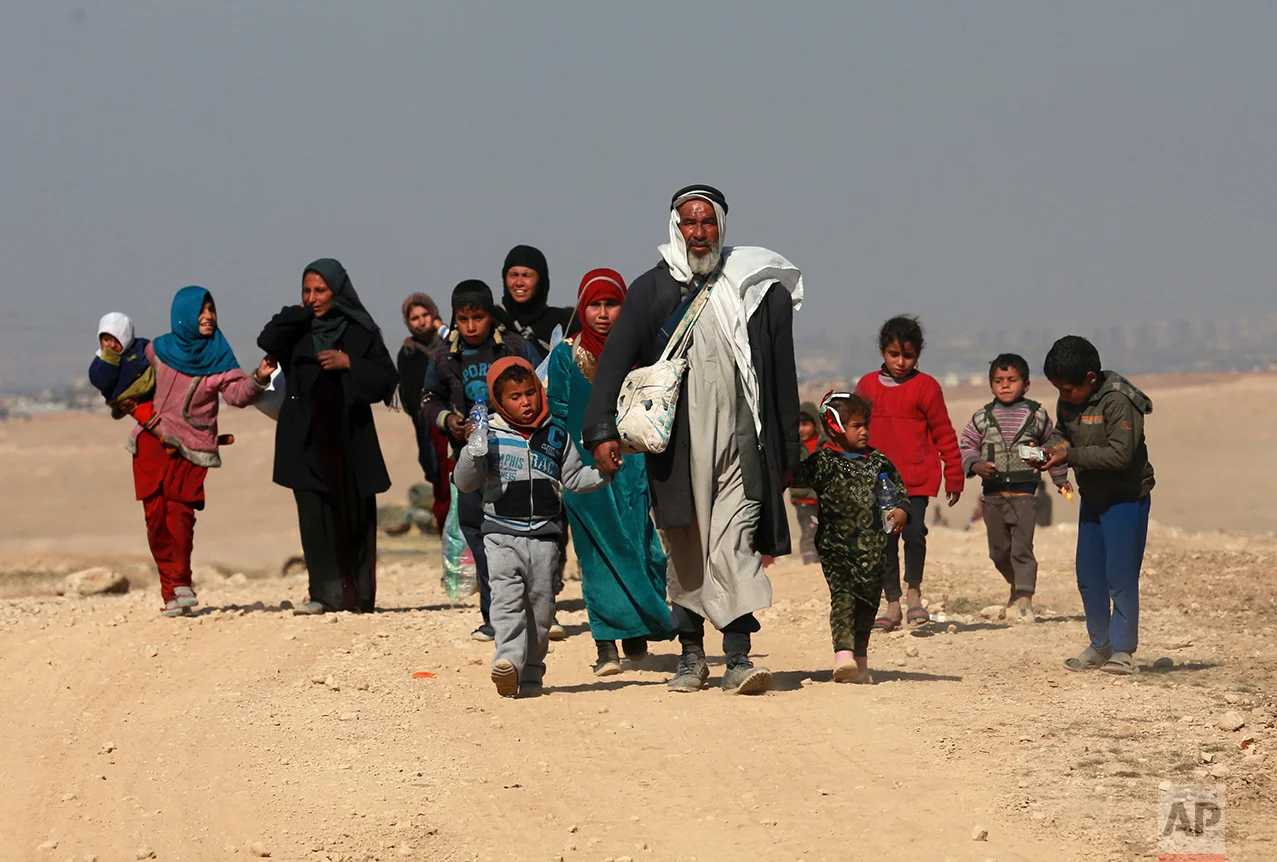  Displaced Iraqis flee their homes due to fighting between Iraqi special forces and Islamic State militants, on the western side of Mosul, Iraq, Thursday, Feb. 2017.(AP Photo/ Khalid Mohammed) 