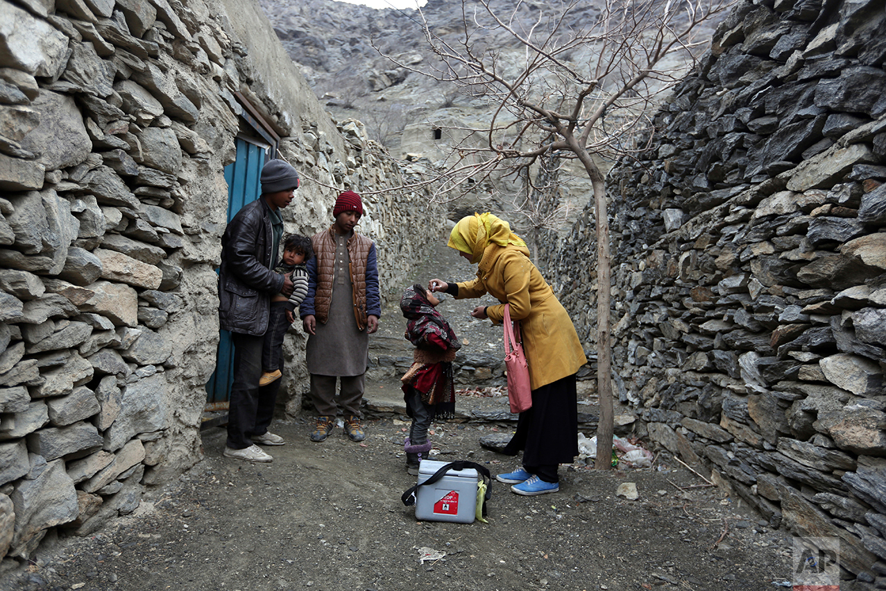  An Afghan health worker vaccinates a child as relatives watch during a campaign to eliminate polio on the outskirts of Kabul, Afghanistan, Tuesday, Feb. 28, 2017. (AP Photo/Rahmat Gul) 