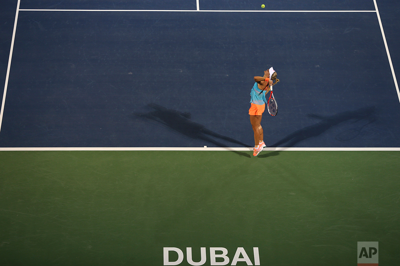  Angelique Kerber of Germany serves the ball to Elina Svitolina of Ukraine during a semi final match of the Dubai Tennis Championships in Dubai, United Arab Emirates, Friday, Feb. 24, 2017. (AP Photo/Kamran Jebreili) 