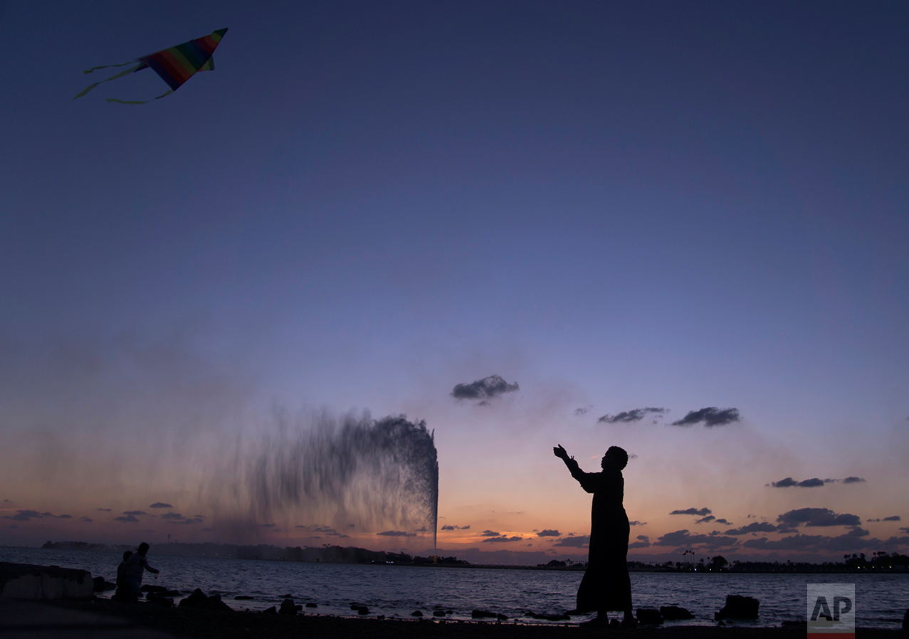  A boy flies a kite on the Red Sea beach near the landmark Jiddah fountain, in Jiddah, Saudi Arabia, Monday, Feb. 20, 2017. (AP Photo/Amr Nabil) 