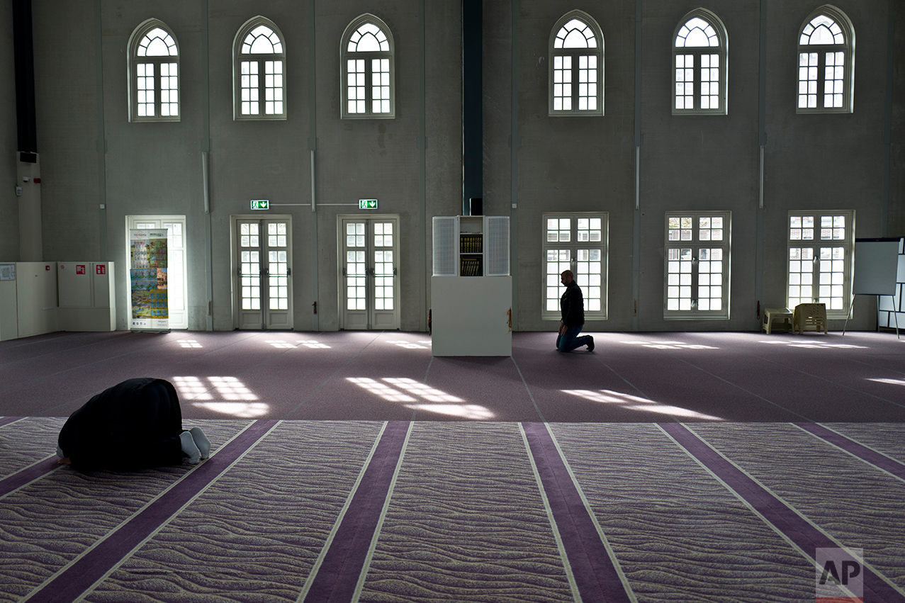  Muslim men pray in a mosque in Amsterdam, Netherlands, Monday, March 13, 2017. (AP Photo/Muhammed Muheisen) 