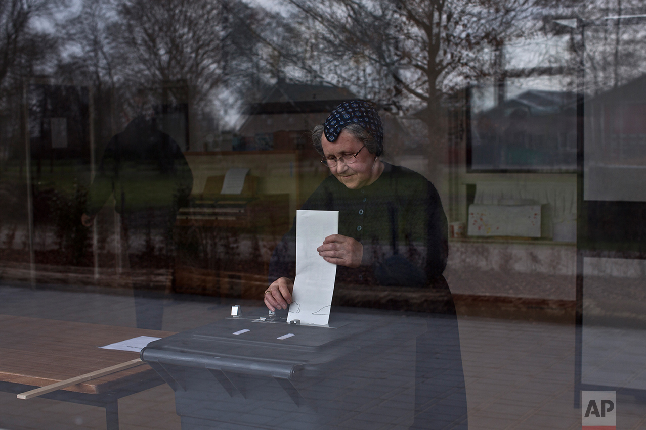  An elderly woman casts her ballot for the Dutch general elections at a polling station set up in a school in Staphorst, Netherlands, Wednesday, March 15, 2017. &nbsp;(AP Photo/Muhammed Muheisen) 