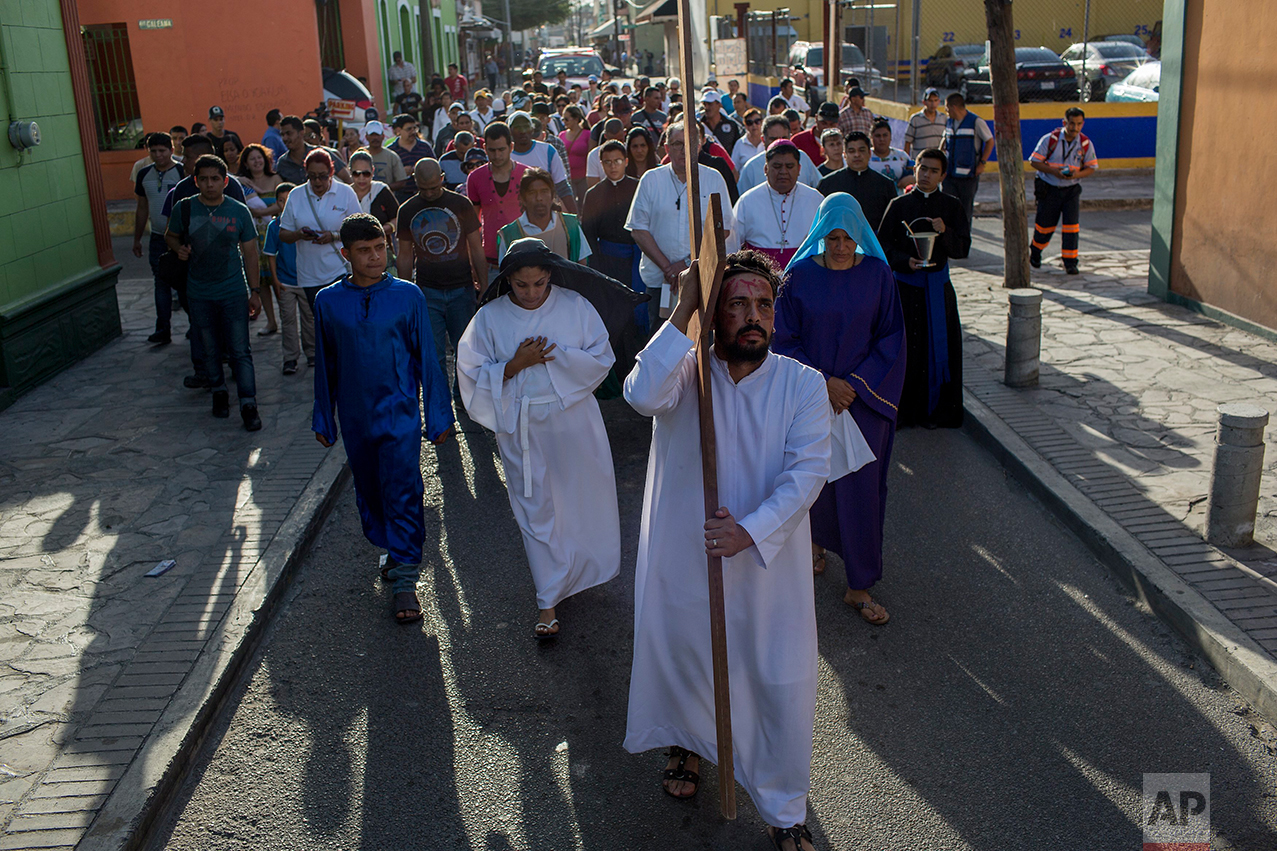  Cuban migrant Rudy Rivero leads a religious procession, adapted to reflect the plight of immigrants, in Nuevo Laredo, Tamaulipas state, Mexico, Friday, March 24, 2017, across the border from Laredo, Texas. (AP Photo/Rodrigo Abd) 