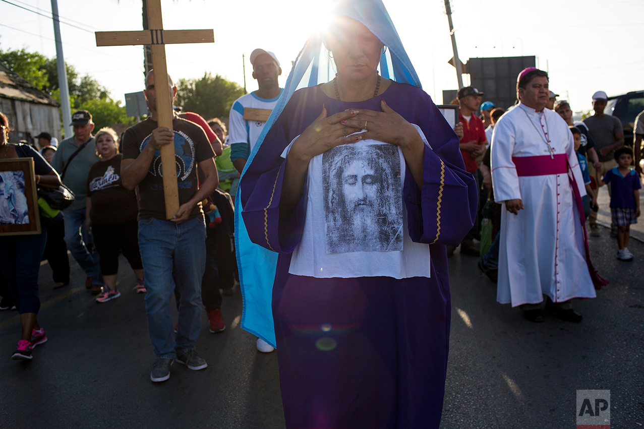  Cuban Idenia Vidal leads a religious procession adapted to reflect the plight of immigrants, in Nuevo Laredo, Tamaulipas state, Mexico, Friday, March, 24, 2017, across the border from Laredo, Texas. (AP Photo/Rodrigo Abd) 