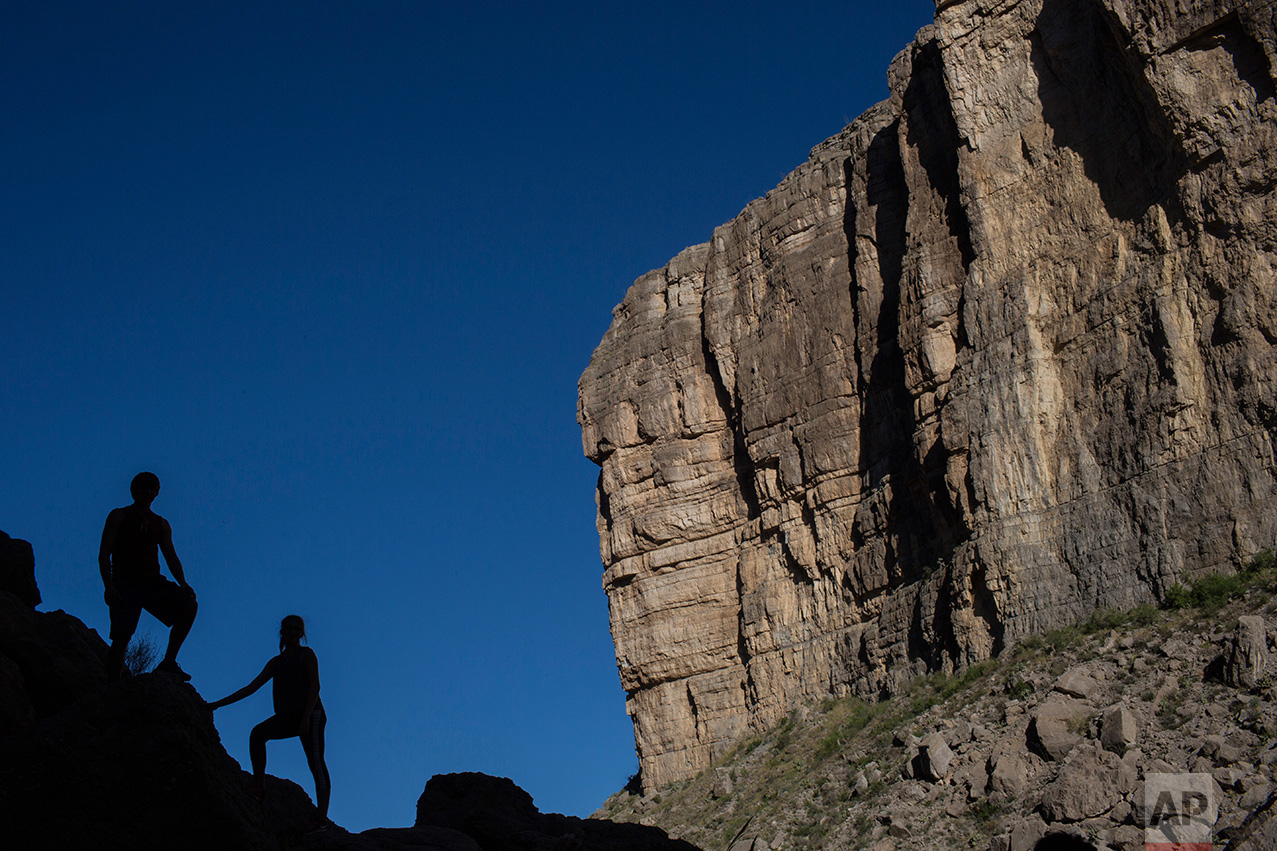  Tourists pose for a family portrait in Santa Elena Canyon, just feet from a cliff face that is Mexico, on the banks of the Rio Grande river in Big Bend National Park in Texas, Monday, March 27, 2017. (AP Photo/Rodrigo Abd) 