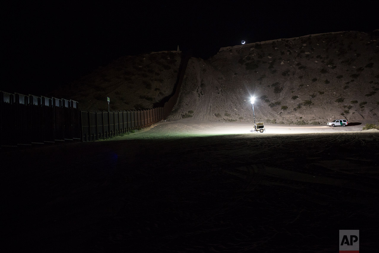  A Border Patrol vehicle patrols near the fence at the US-Mexico border in Sunland Park, New Mexico, US, Thursday, March 30, 2017. (AP Photo/Rodrigo Abd) 