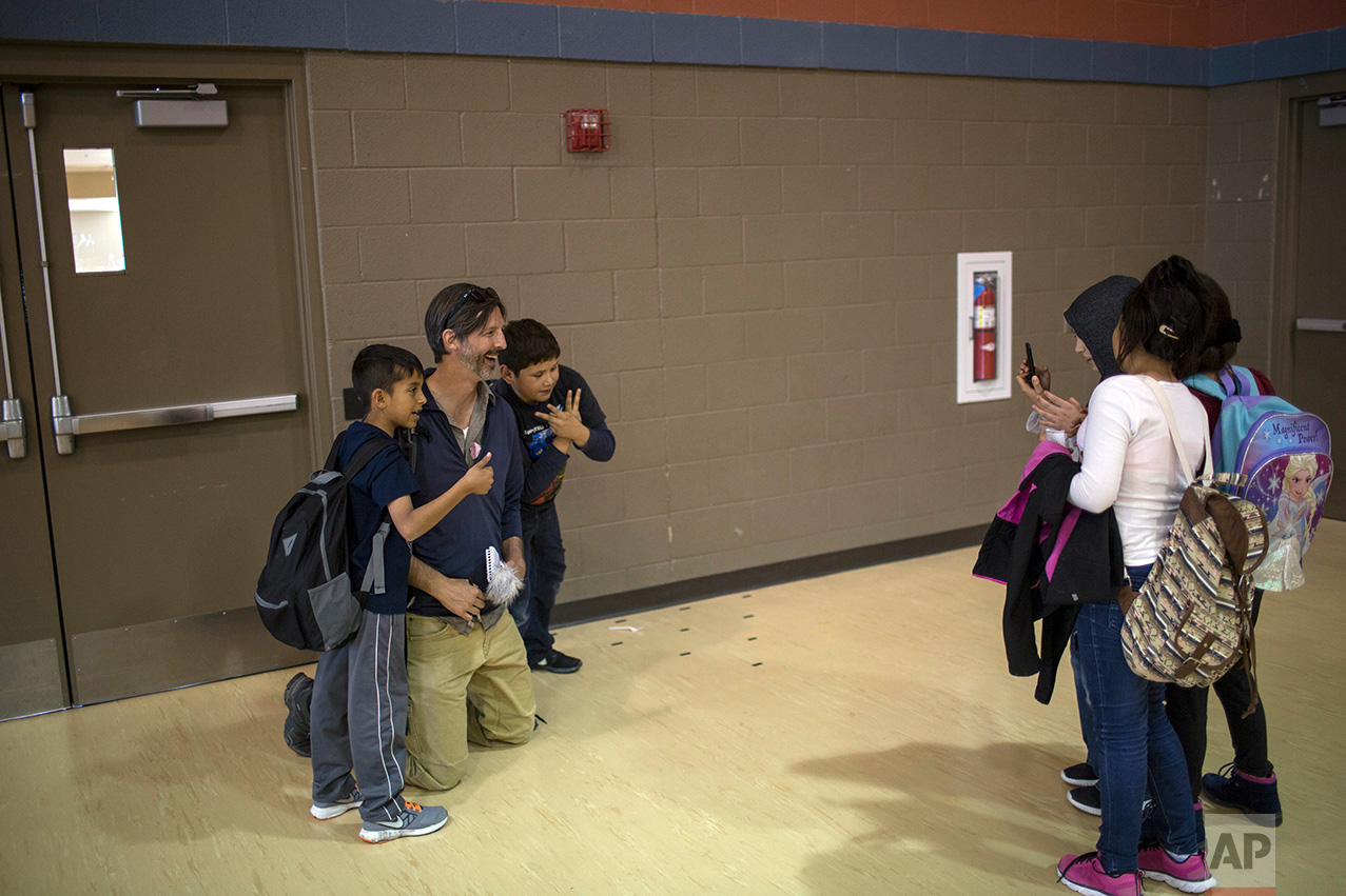  AP reporter Christopher Sherman poses for a picture with students at Columbus Elementary School, in Columbus, New Mexico, US, Friday, March 31, 2017. (AP Photo/Rodrigo Abd) 