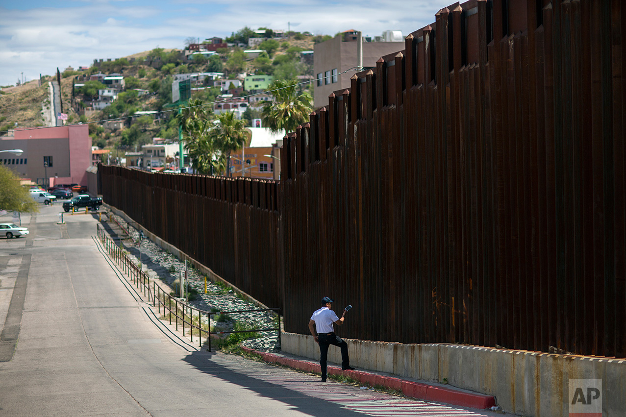  A man in Nogales, Arizona, talks to his daughter and her mother who are standing on the other side of the border fence in Nogales, Mexico, Saturday, April 1, 2017. (AP Photo/Rodrigo Abd) 