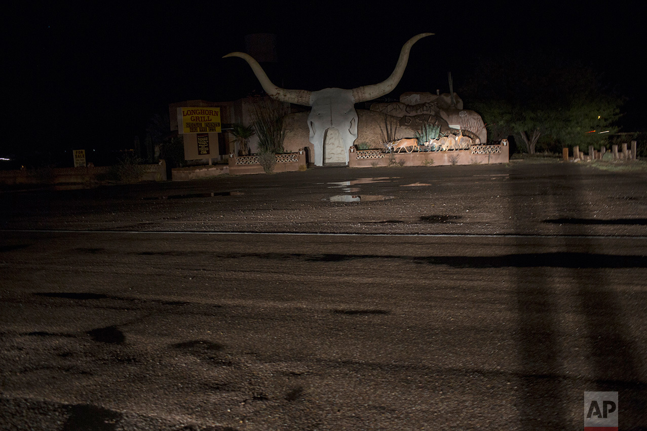  A giant longhorn skull sculpture serves as the entrance to the Longhorn Grill restaurant in Amado, Arizona, near the US-Mexico border, Saturday, April 1, 2017. (AP Photo/Rodrigo Abd) 