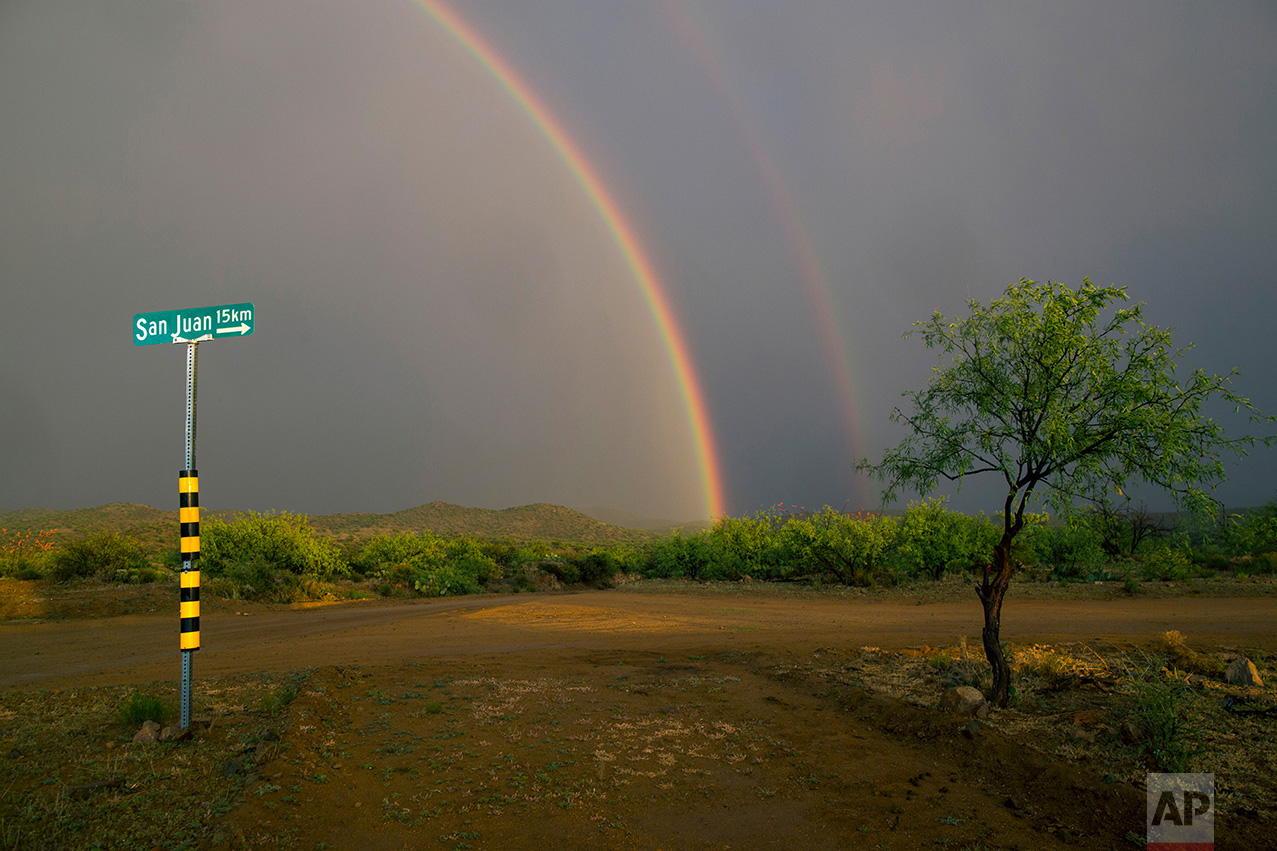  A double rainbow appears after a rain storm on the outskirts of Sasabe, in the Mexican state Sonora, near the border with Arizona, Saturday, April 1, 2017. (AP Photo/Rodrigo Abd) 