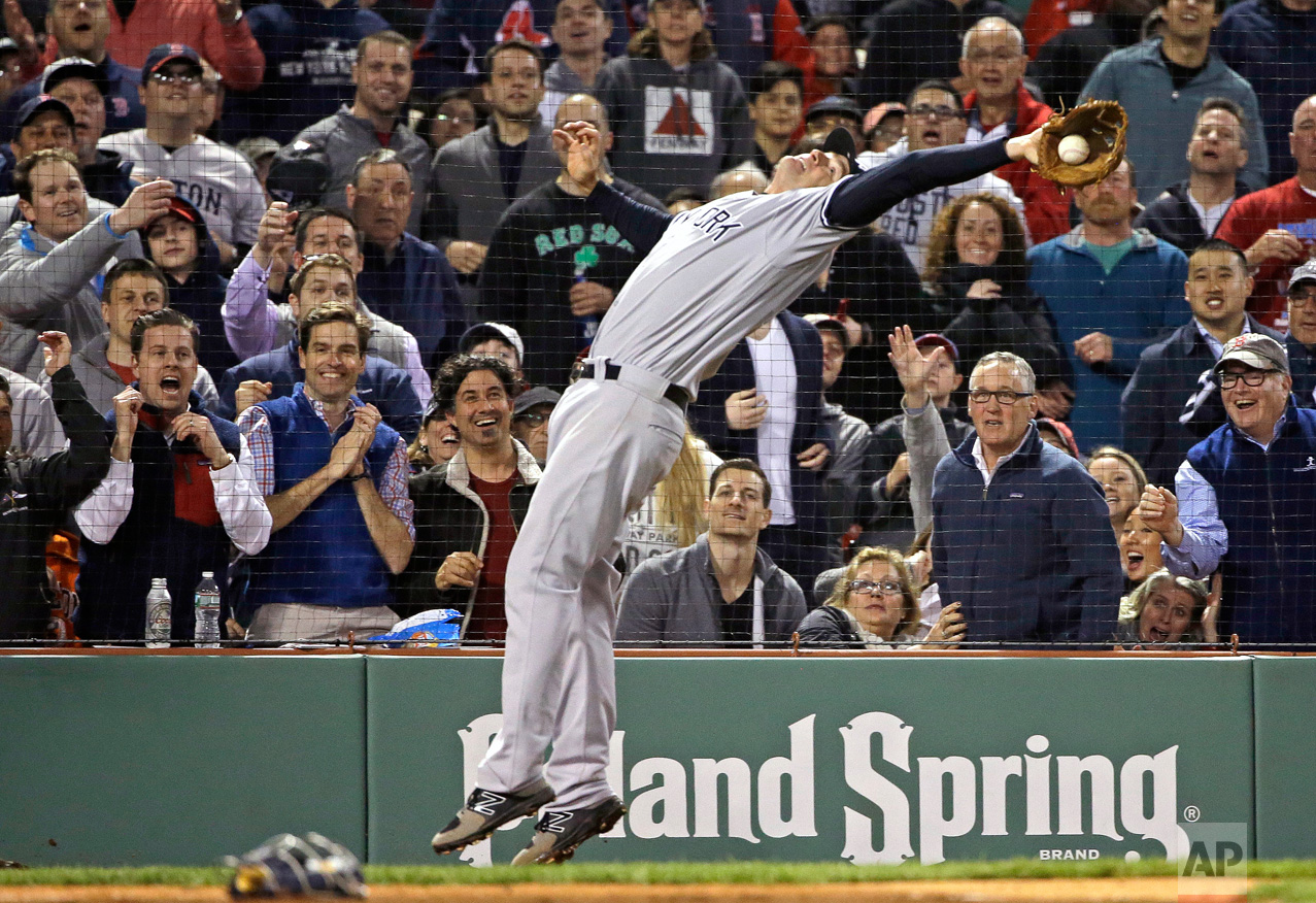  New York Yankees third baseman Chase Headley reaches back to snag a pop foul by Boston Red Sox's Xander Bogaerts during the eighth inning of a baseball game at Fenway Park, Thursday, April 27, 2017, in Boston. (AP Photo/Elise Amendola) 