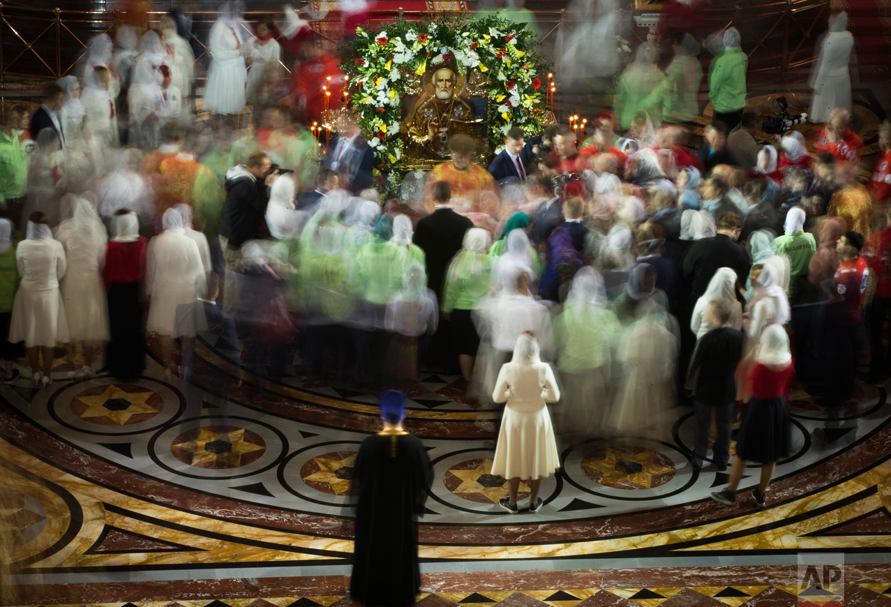  Russian Orthodox believers gather to kiss the relics of Saint Nicholas in the Christ the Savior Cathedral in Moscow, Russia, on Sunday, May 21, 2017. Relics of Saint Nicholas, one of the Russian Orthodox Church's most revered figures, arrived in Mos