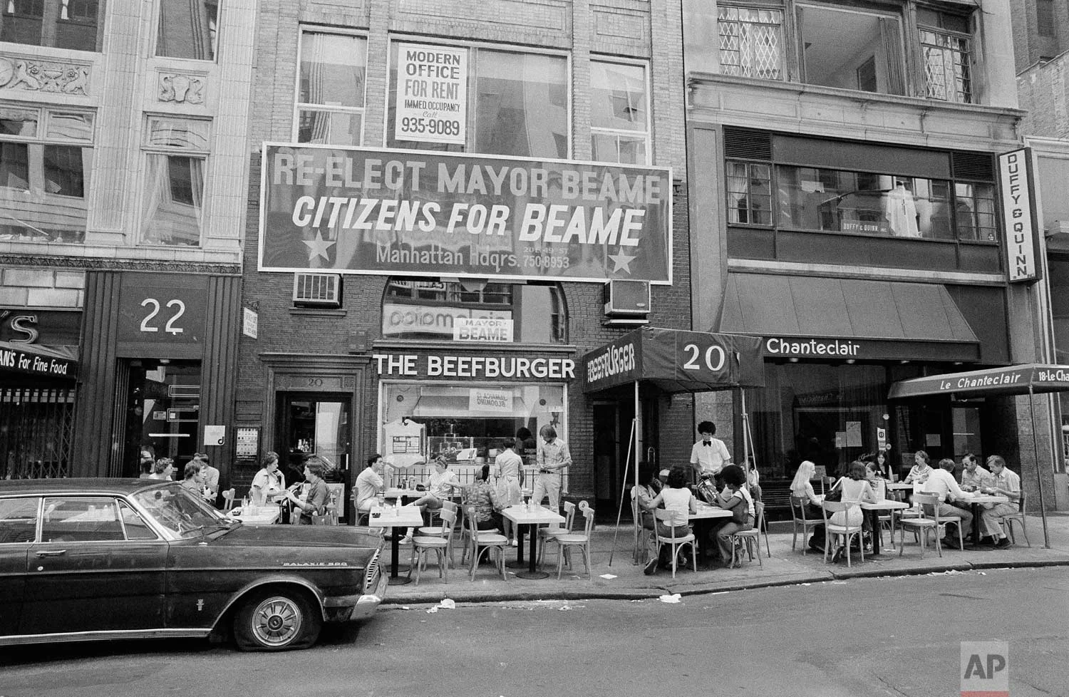A midtown, Manhattan restaurant moved its tables and customers to the sidewalk, July 14, 1977, after a massive power failure in New York City cut off electricity inside. (AP Photo/Marty Lederhandler)