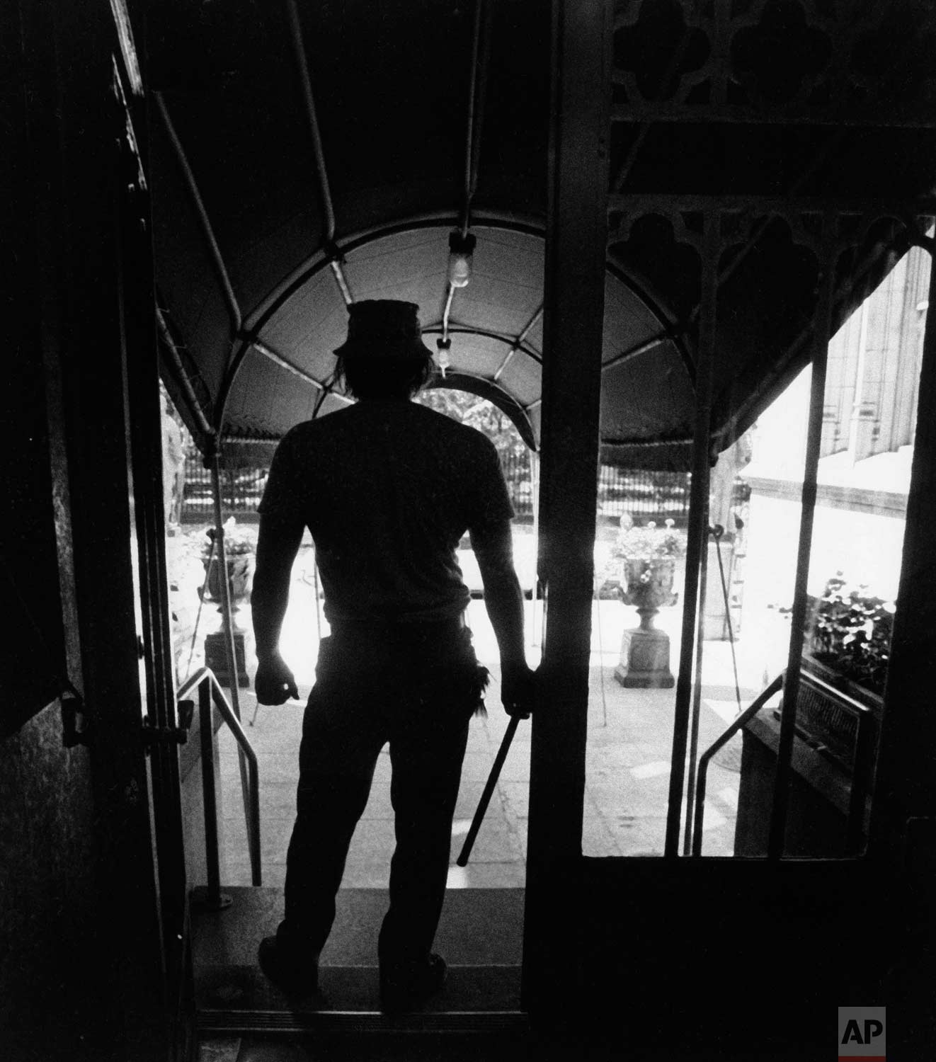  A doorman on New York's Gramercy Park arms himself with a nightstick as a preventative measure following the blackout of New York, July 14, 1977. Looting was continuing in the city Thursday. (AP Photo) 