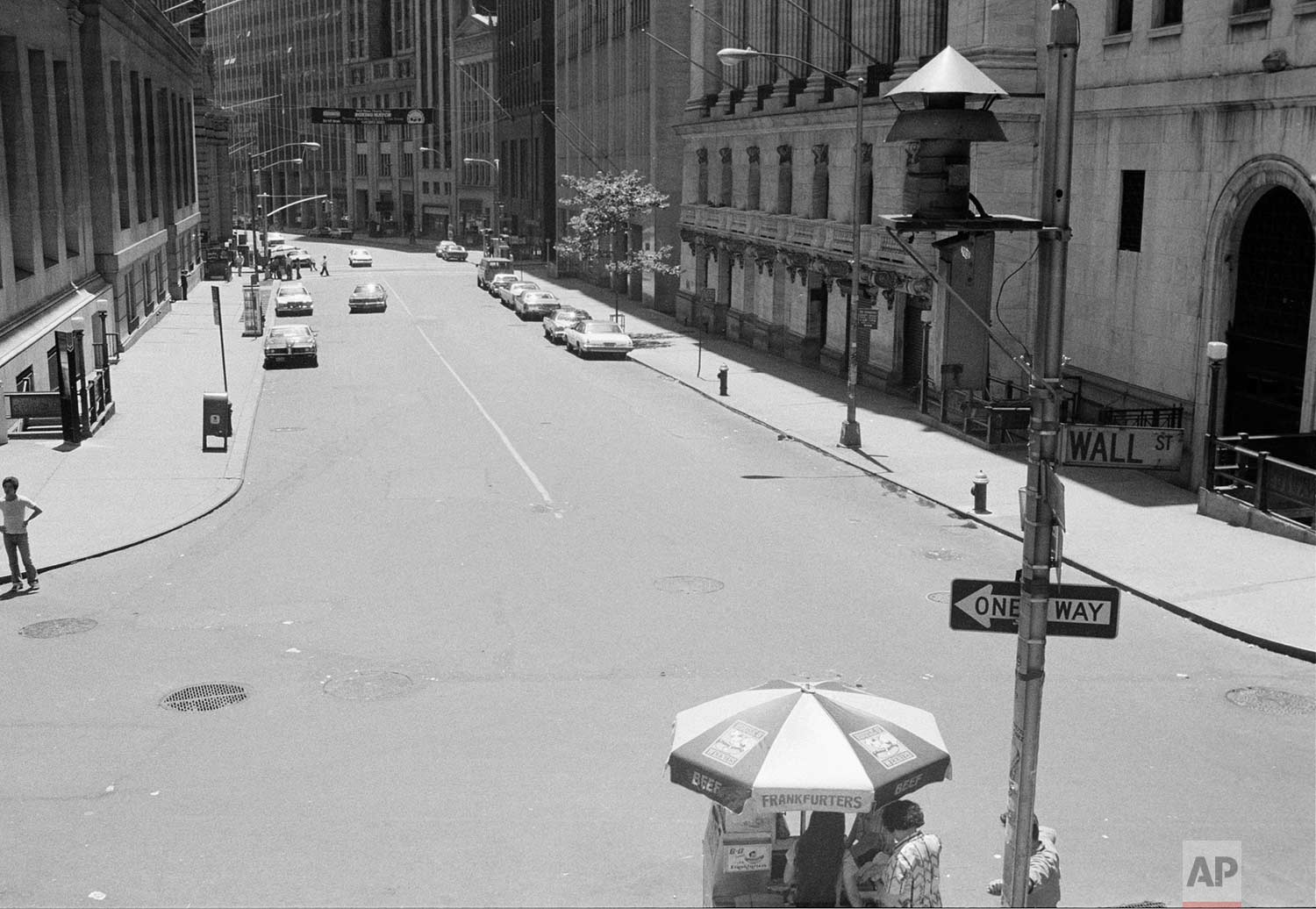  New York's Wall Street is deserted Thursday, July 14, 1977, after a massive power failure that lasted overnight from Wednesday forced the closing of the New York Stock Exchange.  (AP Photo) 