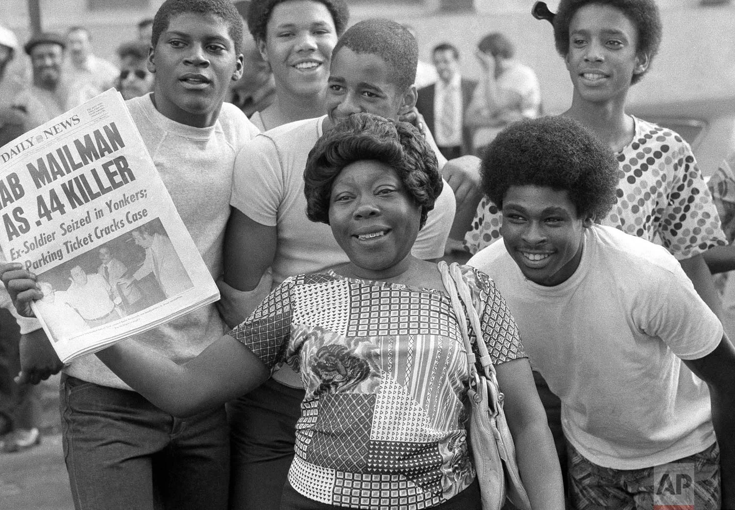 People read about the "Son of Sam" arrest, Thursday, Aug. 11, 1977. (AP Photo/Ira Schwarz)