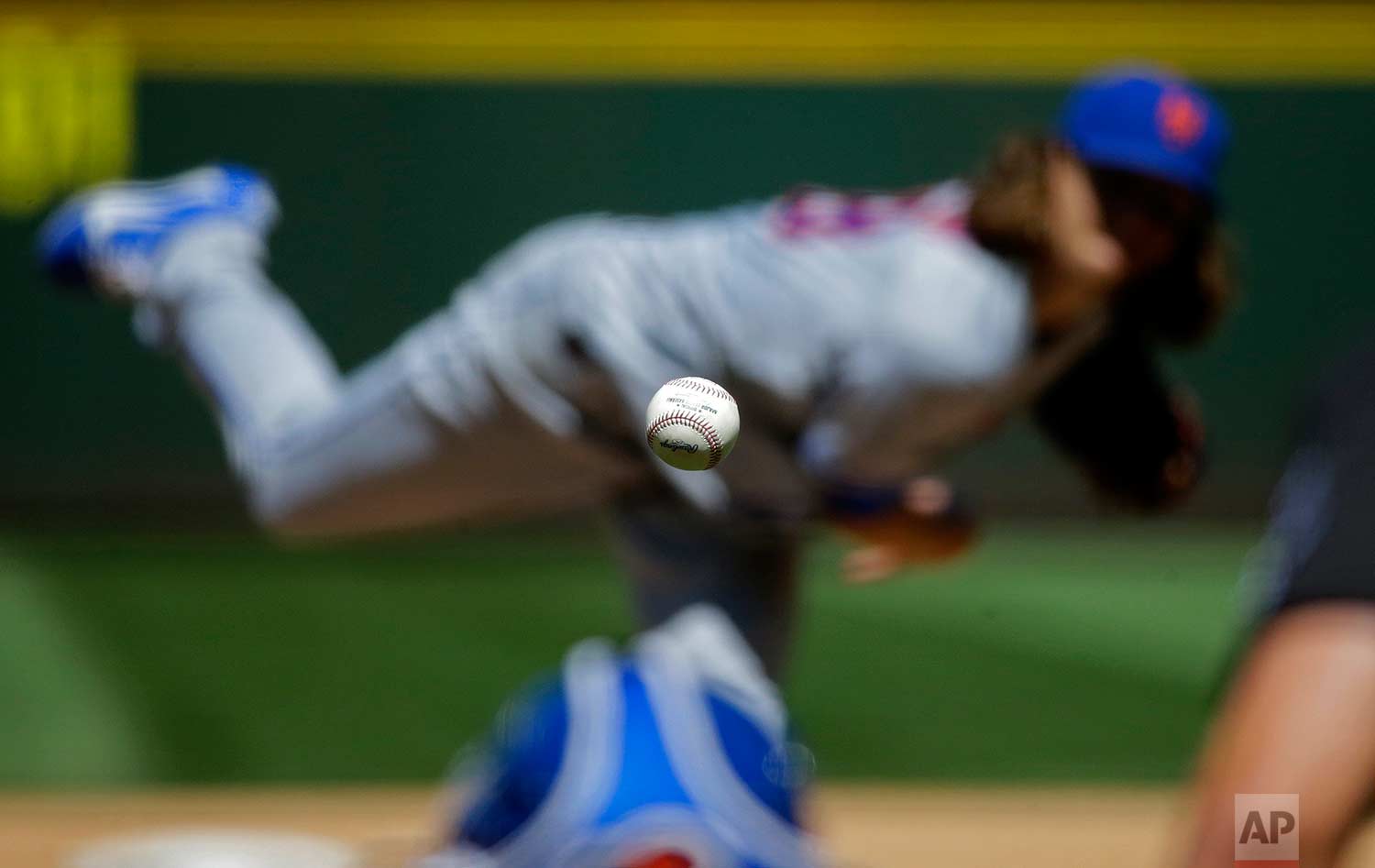 New York Mets starting pitcher Jacob deGrom pitches the ball during the fifth inning of the team's baseball game against the Seattle Mariners in Seattle on Saturday, July 29, 2017. (AP Photo/Ted S. Warren)