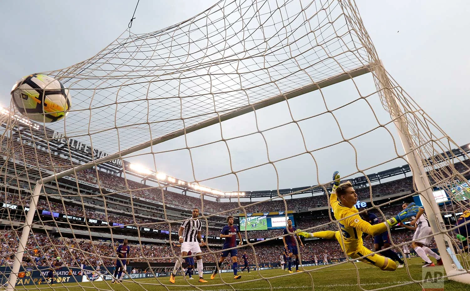  A header by Juventus Giorgio Chiellini enters the net of Barcelona goalkeeper Adrian Ortola, right, for a goal during the second half of an International Champions Cup soccer match, Saturday, July 22, 2017, at MetLife Stadium in East Rutherford, N.J