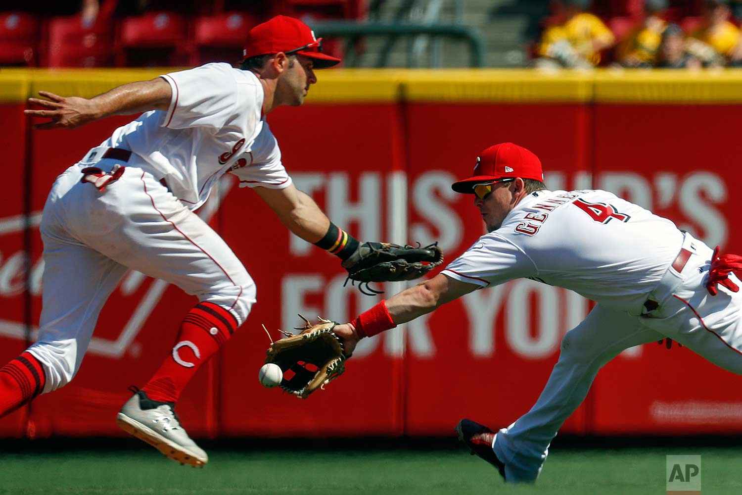  Cincinnati Reds second baseman Scooter Gennett (4) fields a single hit by Washington Nationals' Wilmer Difo in the ninth inning of a baseball game, Sunday, July 16, 2017, in Cincinnati. (AP Photo/John Minchillo) 