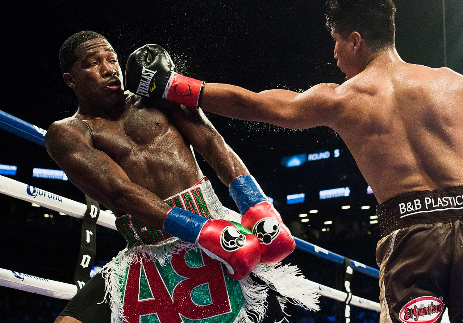  Mikey Garcia, right, hits Adrien Broner, left, during a boxing bout at 140 pounds, Saturday, July 29, 2017, in New York. (AP Photo/Andres Kudacki) 