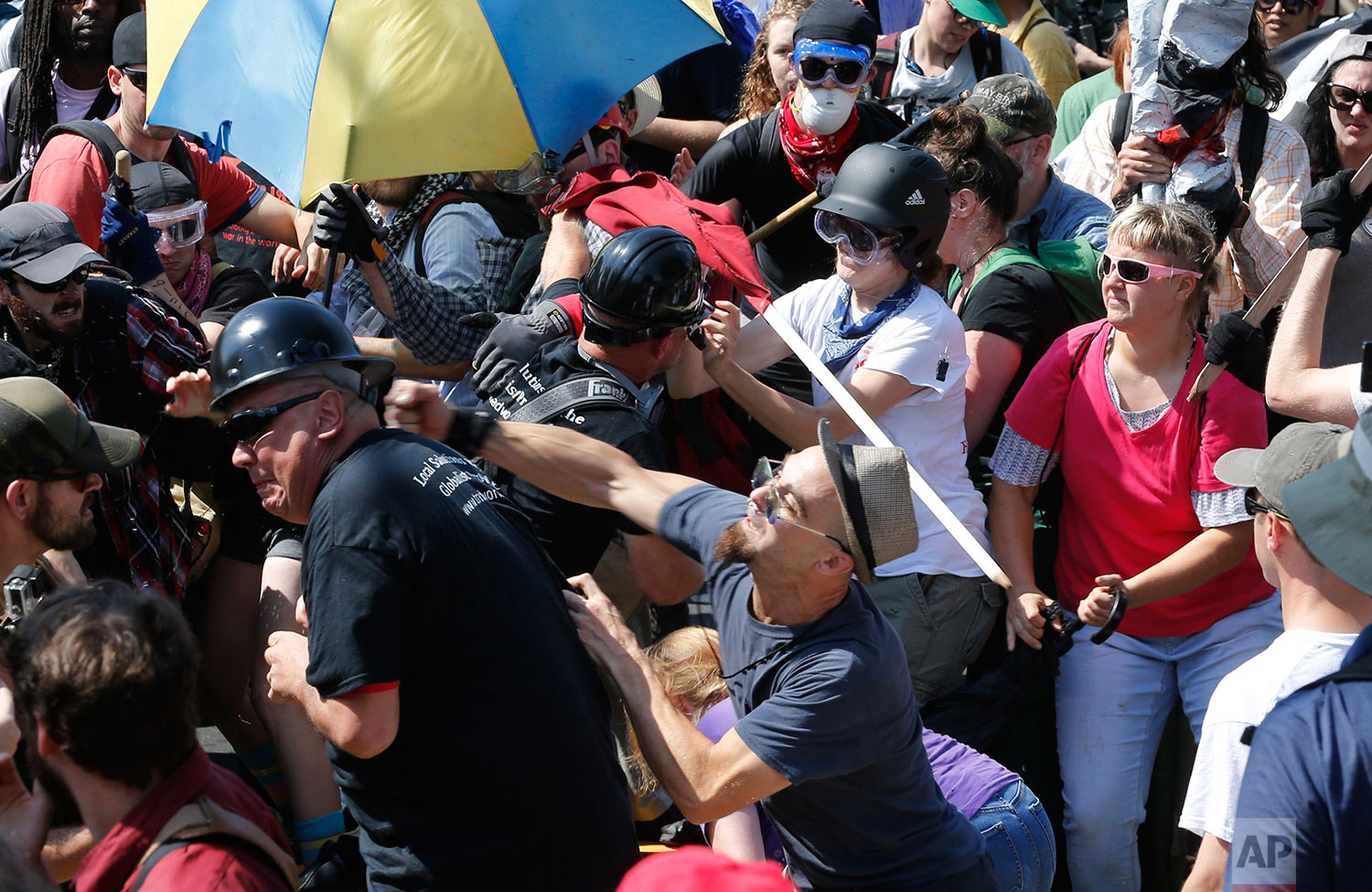  White nationalist demonstrators clash with counter demonstrators at the entrance to Lee Park in Charlottesville, Va., Saturday, Aug. 12, 2017.  Gov. Terry McAuliffe declared a state of emergency and police dressed in riot gear ordered people to disp