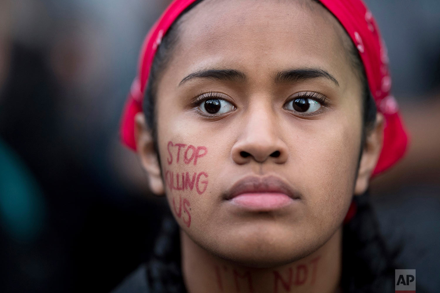  Lucy Siale protests against racism in Oakland, Calif., Saturday, Aug. 12, 2017.  (AP Photo/Noah Berger) 