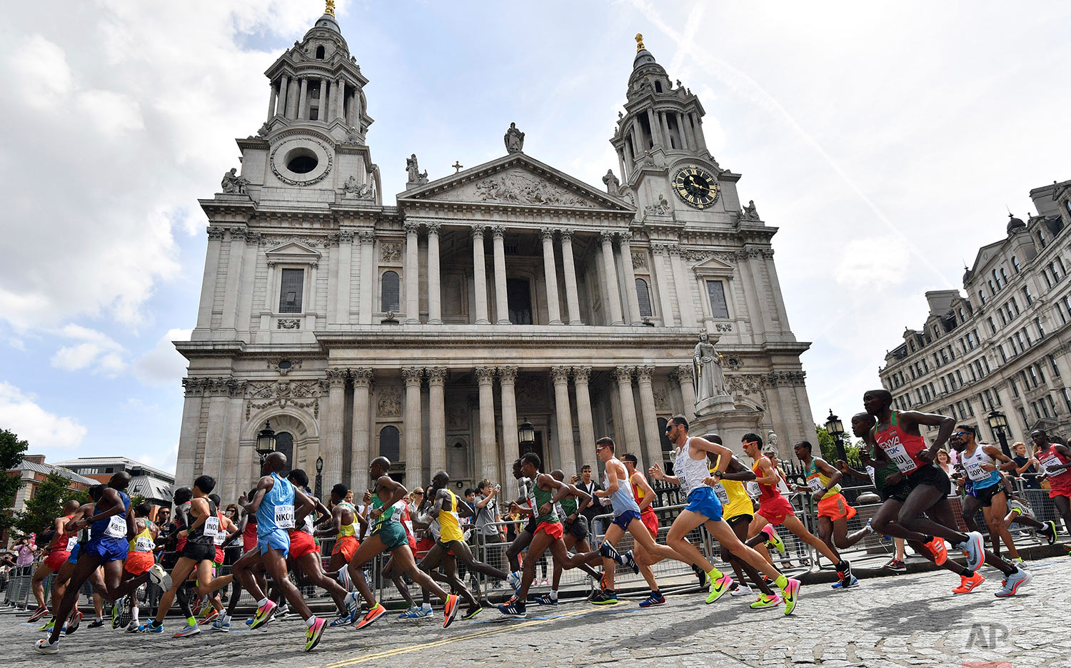  Kenya's Geoffrey Kipkorir Kirui, right, runs past St. Paul's Cathedral in the Men's Marathon during the World Athletics Championships Sunday, Aug. 6, 2017. (AP Photo/Martin Meissner) 