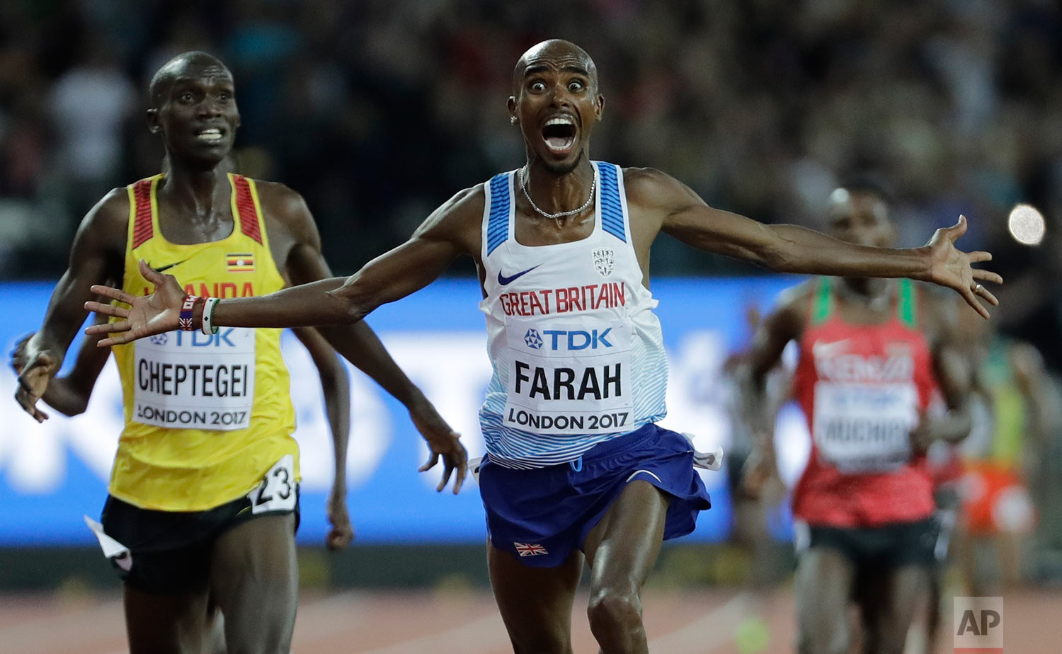  Britain's Mo Farah crosses the line ahead of Uganda's Joshua Kiprui Cheptegei to win the gold medal in the Men's 10,000m final during the World Athletics Championships in London, Friday, Aug. 4, 2017. (AP Photo/David J. Phillip) 