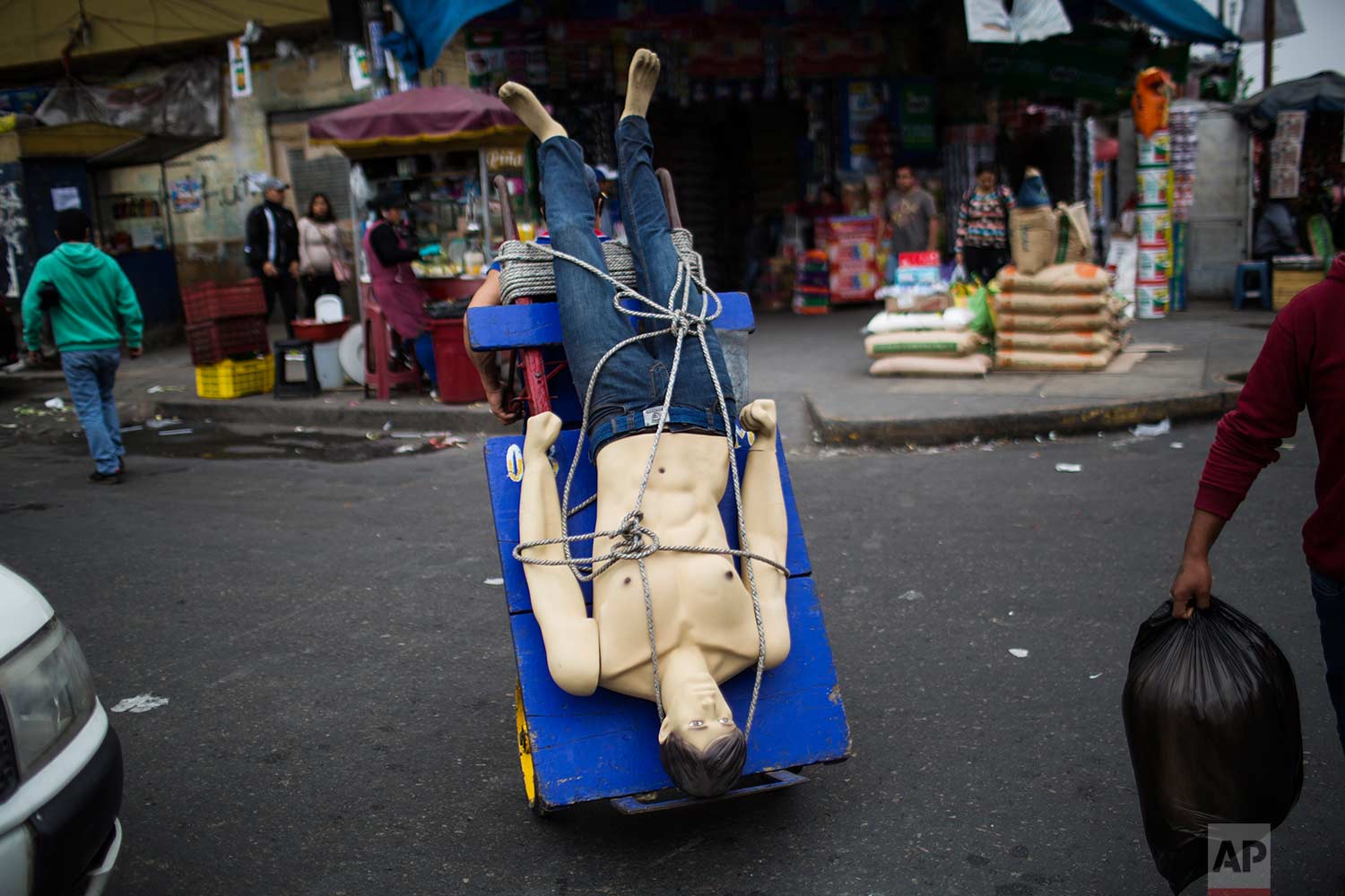  A loader or "cargador" carries a mannequin on his dolly at the Gamarra market, one of Latin America's largest and busiest textile markets, in Lima, Peru, Monday, Aug. 14, 2017. (AP Photo/Rodrigo Abd) 