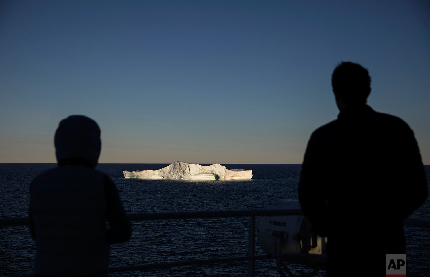  Researchers aboard the Finnish icebreaker MSV Nordica watch while approaching an iceberg floating in Baffin Bay in the Canadian Arctic Archipelago, Tuesday, July 25, 2017. &nbsp;(AP Photo/David Goldman) 