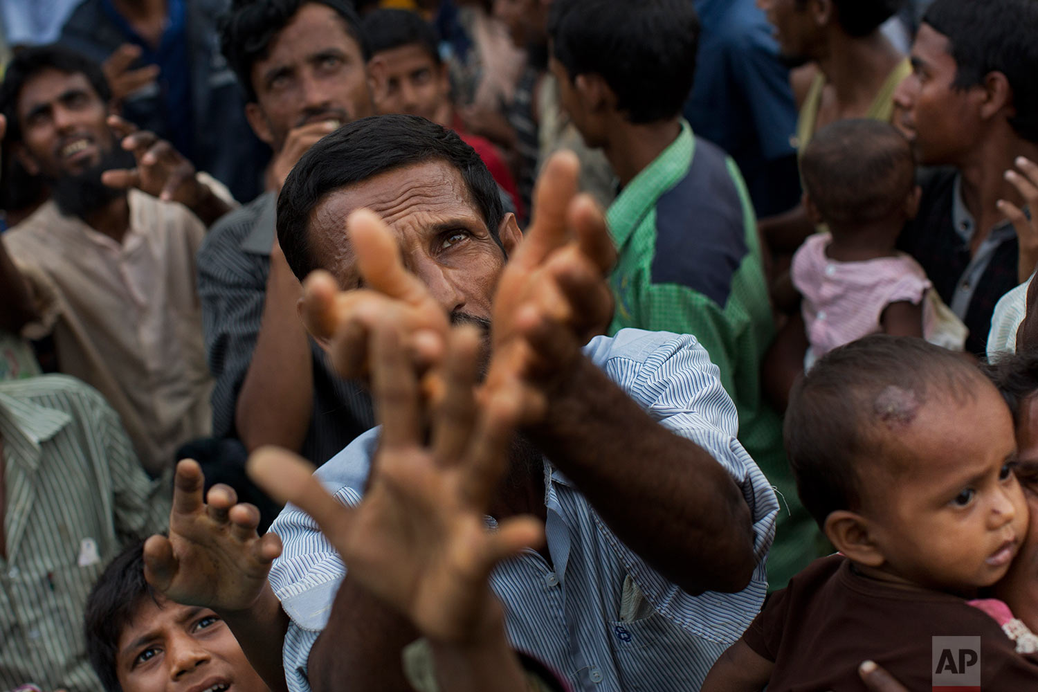  Newly arrived Myanmar's Rohingya ethnic minority refugees scuffle for food rations near Kutupalong refugee camp in Ukhia, Bangladesh, Sunday, Sept. 3, 2017. (AP Photo/Bernat Armangue) 