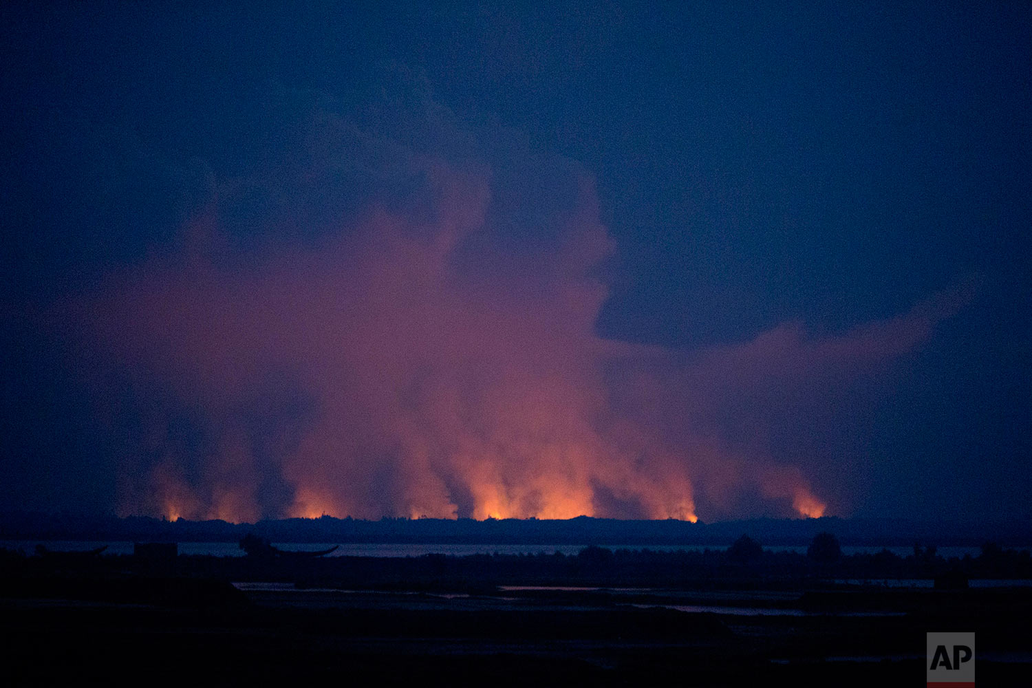  Smoke and flames in Myamar are seen from the Bangladeshi side of the border near Cox's Bazar's Teknaf area, Sunday, Sept. 3, 2017.  (AP Photo/Bernat Armangue) 