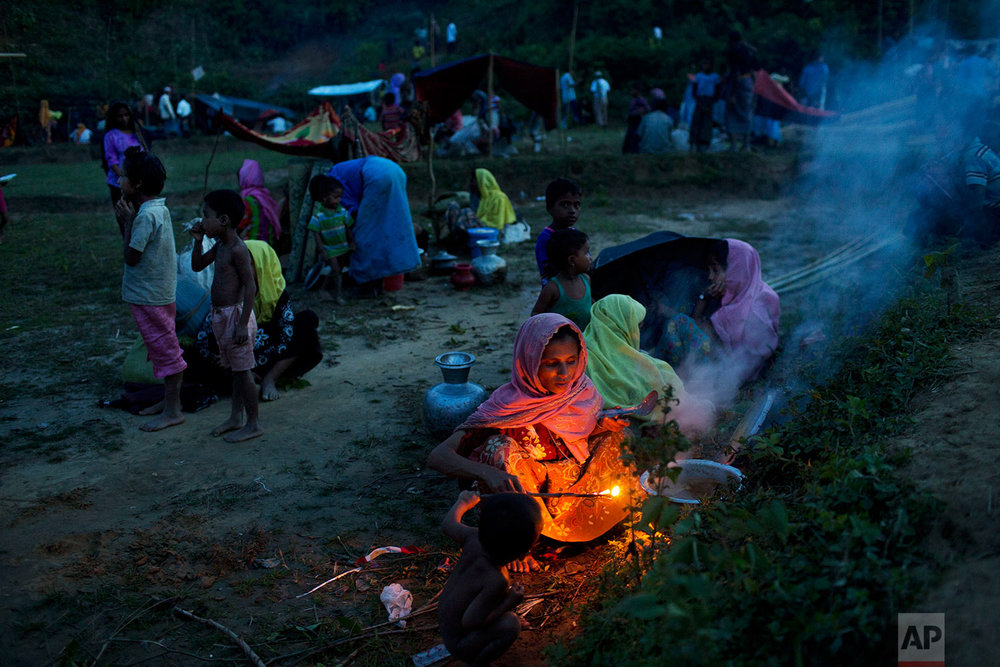  Rohingya ethnic minority, who have just crossed over to Bangladesh from Myanmar, cook a meal near Cox's Bazar's Gundum area, Saturday, Sept. 2, 2017. (AP Photo/Bernat Armangue) 
