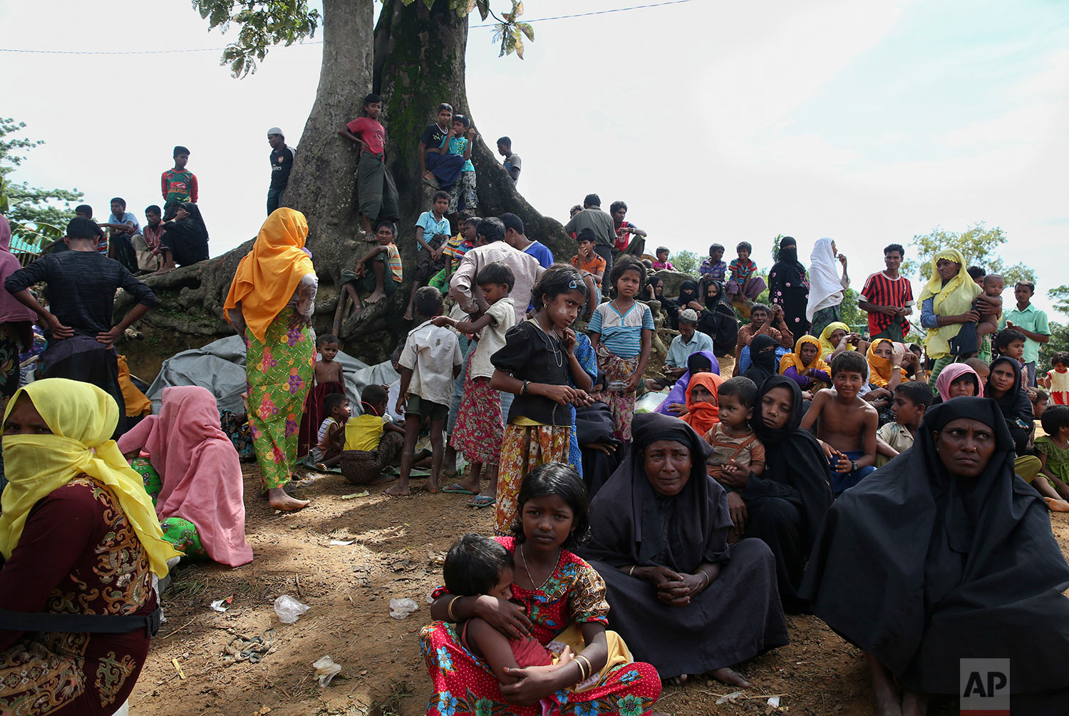  Myanmar's Rohingya Muslim ethnic minority members wait to enter the Kutupalong makeshift refugee camp in Cox's Bazar, Bangladesh, Wednesday, Aug. 30, 2017. Thousands of Rohingya Muslims have fled fresh violence in Myanmar and crossed into Bangladesh