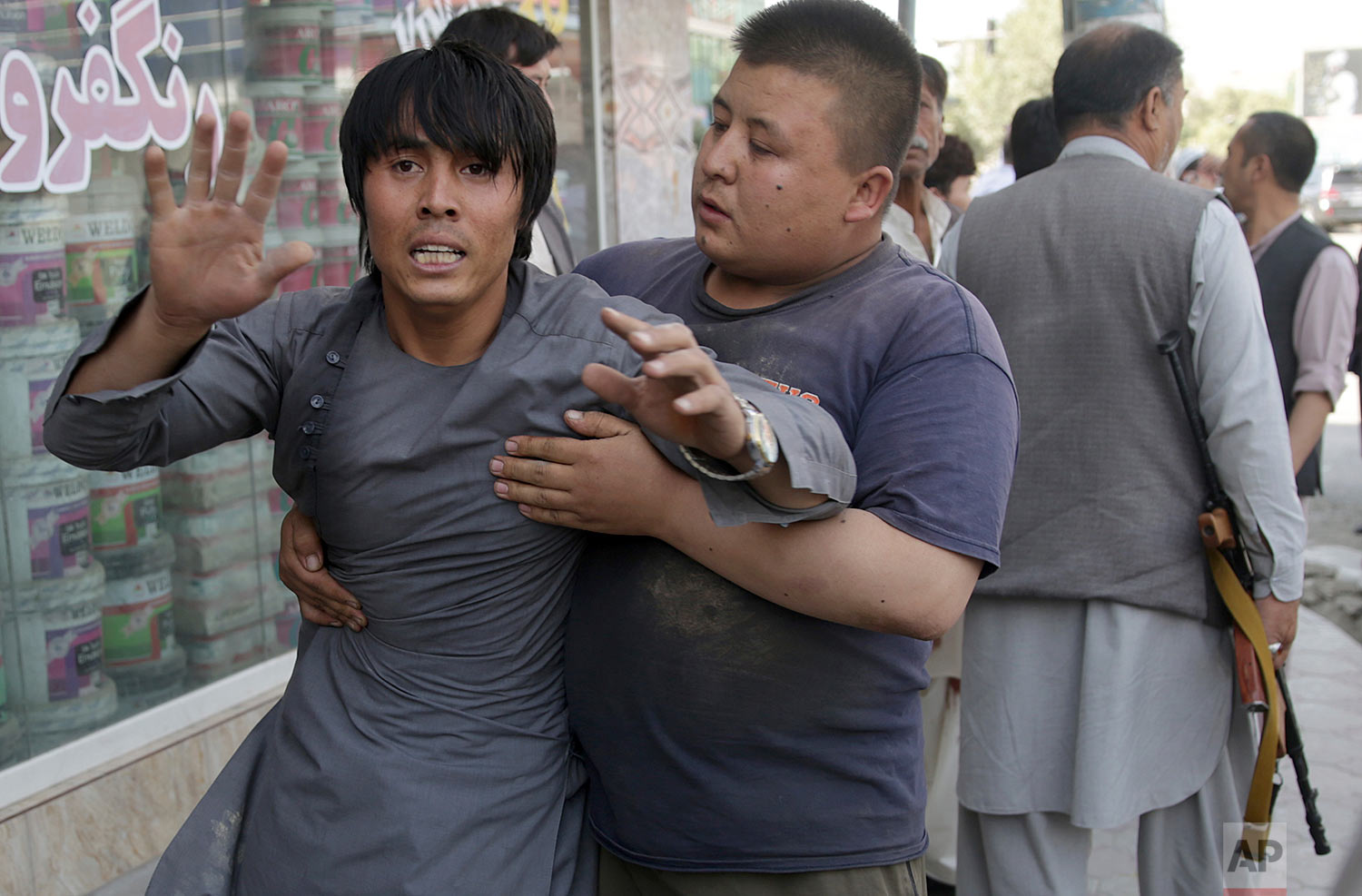  A shocked man shouts slogans against the Afghan President after he ran out of the Shiite mosque during an ongoing attack, Kabul, Afghanistan, Friday, Aug. 25, 2017.(AP Photo/Massoud Hossaini) 