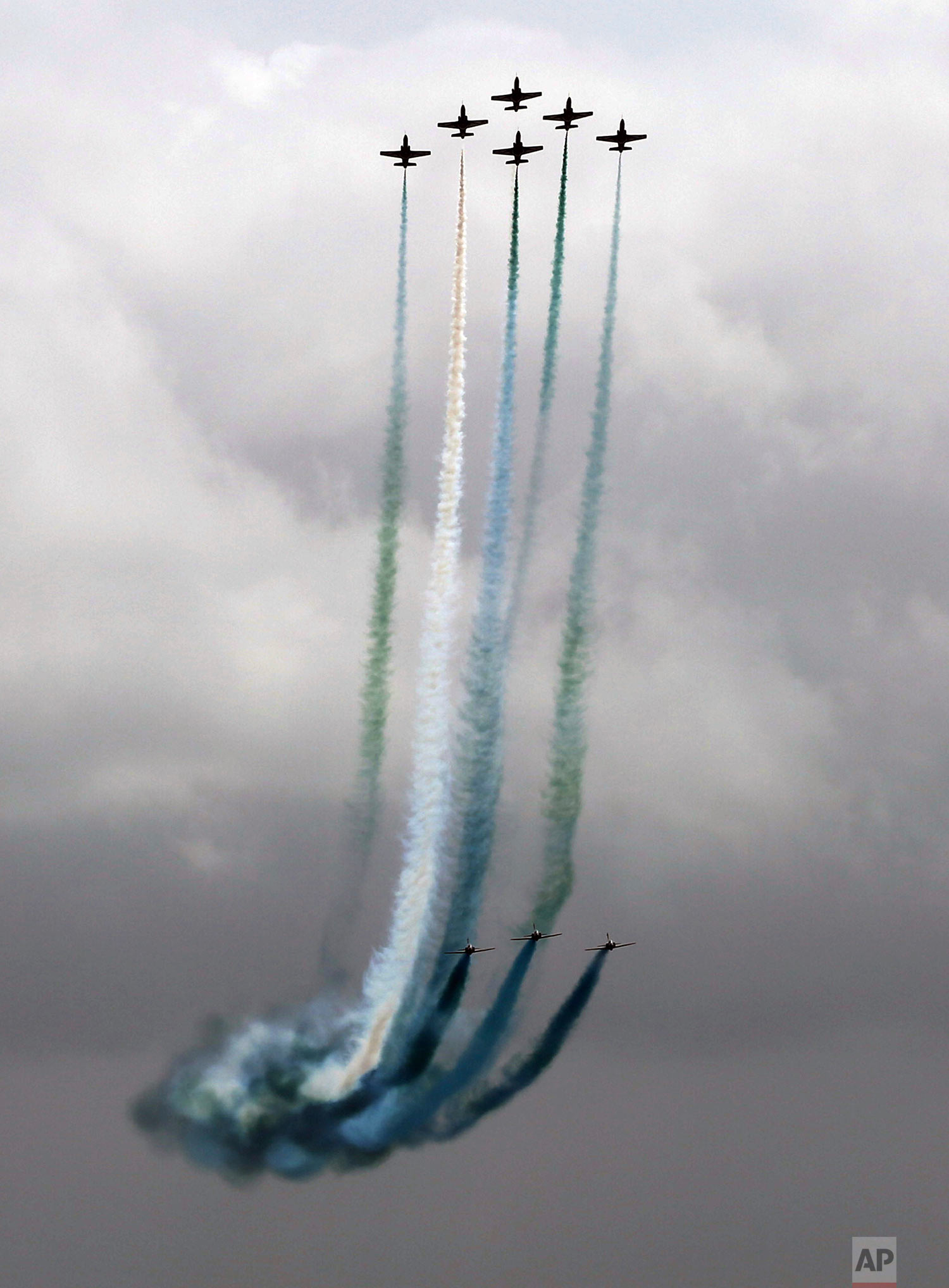  Pakistani Air Force fighter jets perform an aerobatic stunt during an air show to mark Pakistan's Independence Day in Karachi, Pakistan, Monday, Aug. 14, 2017. Pakistanis commemorated its independence from British colonial rule in 1947. (AP Photo/Sh