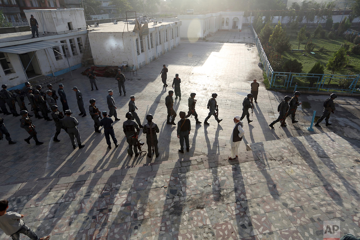 Afghan security police arrive at a Shiite mosque where gunmen attacked during Friday prayers, in Kabul, Afghanistan, Saturday, Aug. 26, 2017. Militants stormed the packed Shiite mosque during Friday prayers in an attack killing worshippers, an offic