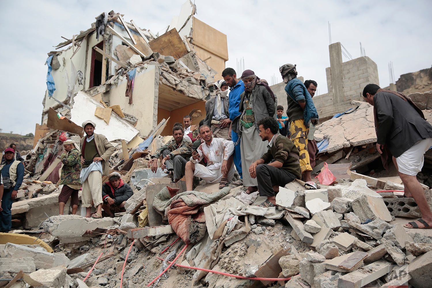  People inspect the rubble of houses destroyed by Saudi-led airstrikes in Sanaa, Yemen, Friday, Aug. 25, 2017. (AP Photo/Hani Mohammed) 