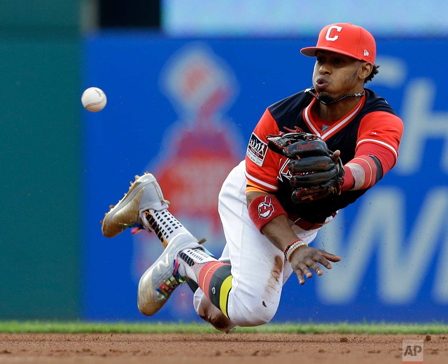  Cleveland Indians' Francisco Lindor tosses the ball from his mitt to second baseman Jose Ramirez to get Kansas City Royals' Lorenzo Cain out at second base during the first inning of a baseball game, Friday, Aug. 25, 2017, in Cleveland. (AP Photo/To