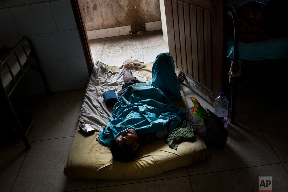  Rohingya men Abdul Karim lies on the floor at Sadar Hospital in Cox's Bazar, Bangladesh, Sunday, Sept. 10, 2017. (AP Photo/Bernat Armangue) 